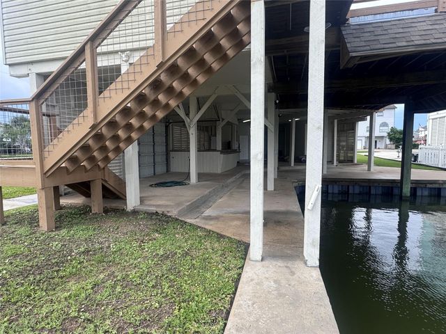 1702 E Castaway Street, Tiki Island, TX 77554