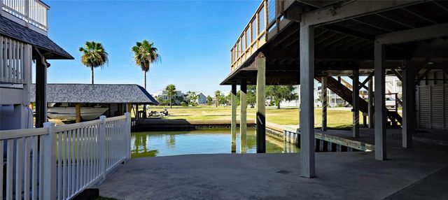 1702 E Castaway Street, Tiki Island, TX 77554