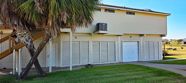 1702 E Castaway Street, Tiki Island, TX 77554