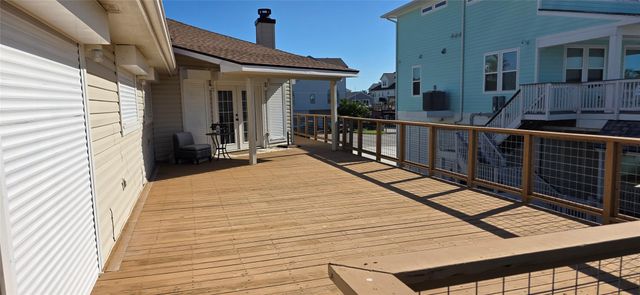 1702 E Castaway Street, Tiki Island, TX 77554