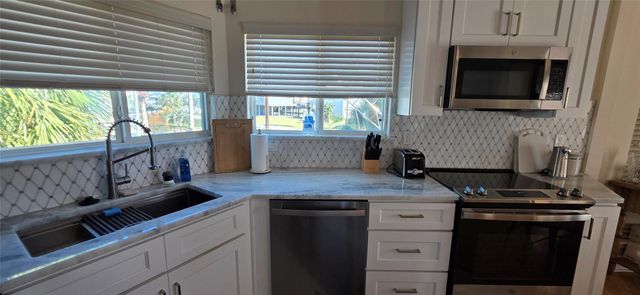 1702 E Castaway Street, Tiki Island, TX 77554