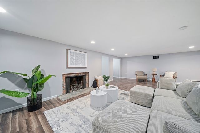 8 Conway Ln, Foxboro, MA 02035