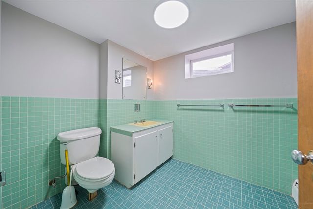 8 Conway Ln, Foxboro, MA 02035