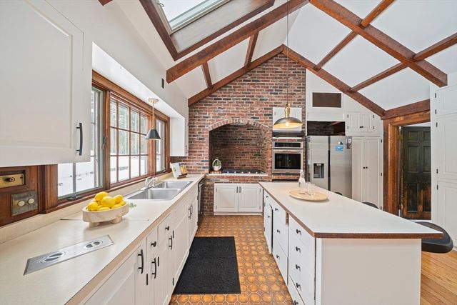 8 Conway Ln, Foxboro, MA 02035