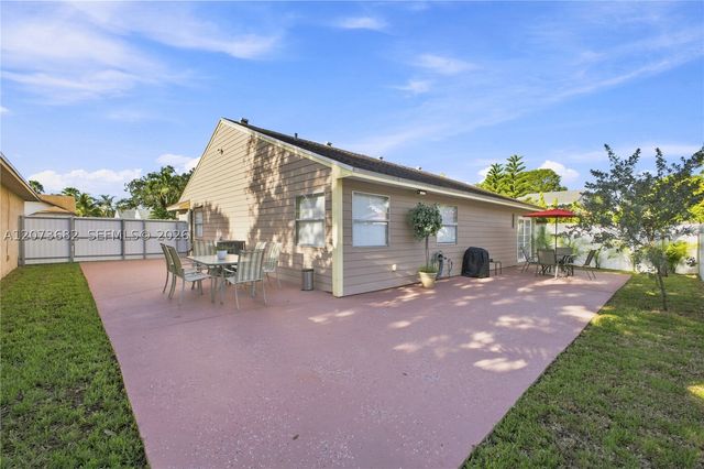 8635 SW 15th St, Pembroke Pines, FL 33025