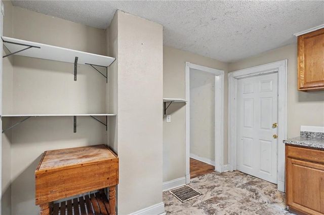 907 N Broadway Street, Leavenworth, KS 66048