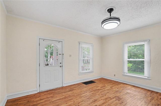 907 N Broadway Street, Leavenworth, KS 66048