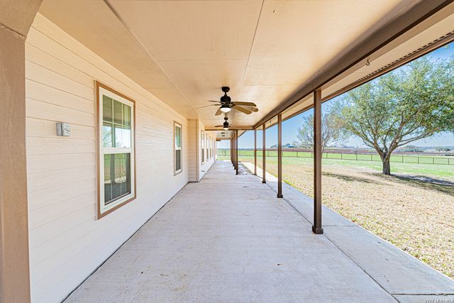 914 Ridge Ln, La Vernia, TX 78121