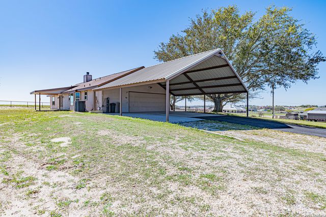 914 Ridge Ln, La Vernia, TX 78121