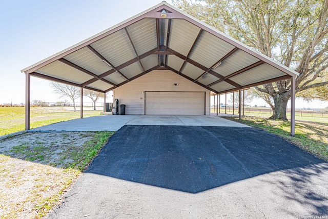 914 Ridge Ln, La Vernia, TX 78121