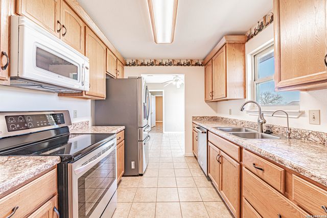 914 Ridge Ln, La Vernia, TX 78121