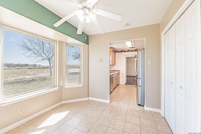 914 Ridge Ln, La Vernia, TX 78121