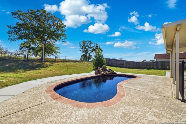 144 Las Palomas, La Vernia, TX 78121