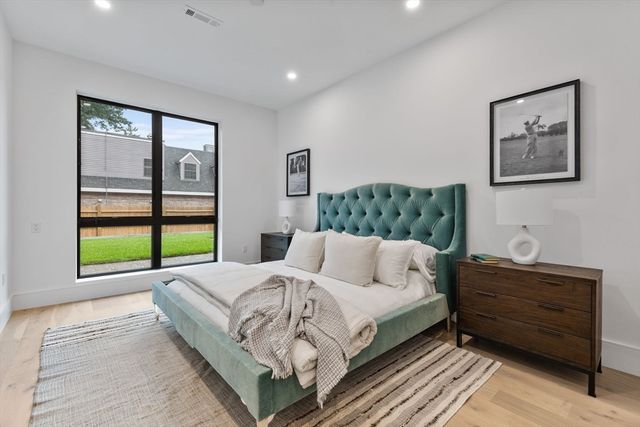 1114 Beacon St. 111, Newton, MA 02461