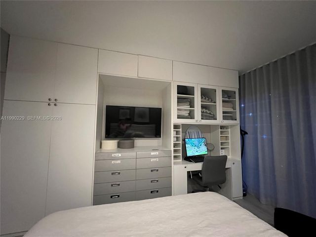 45 SW 9th St 1401, Miami, FL 33130