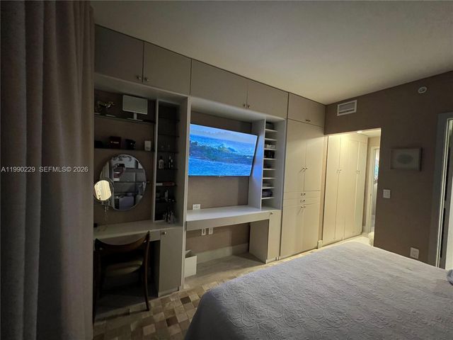 45 SW 9th St 1401, Miami, FL 33130