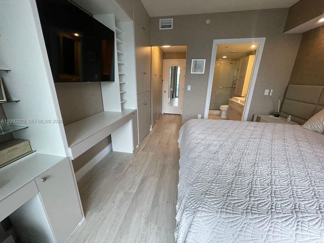 45 SW 9th St 1401, Miami, FL 33130