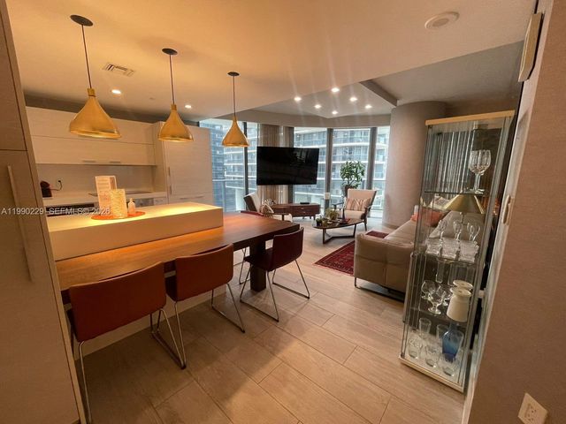 45 SW 9th St 1401, Miami, FL 33130