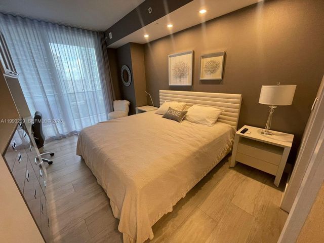 45 SW 9th St 1401, Miami, FL 33130