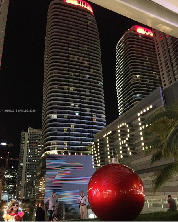 45 SW 9th St 1401, Miami, FL 33130