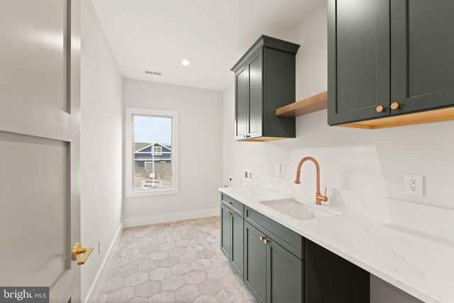 324 TAPAWINGO RD SE, Vienna, VA 22180