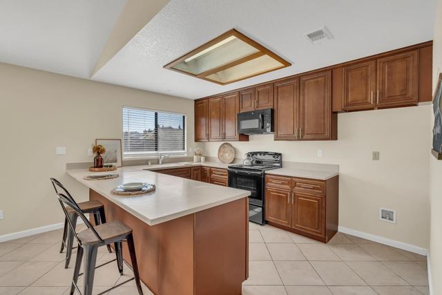 713 E Century Pl, Lodi, CA 95240