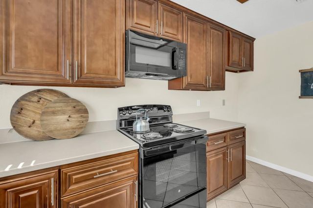 713 E Century Pl, Lodi, CA 95240