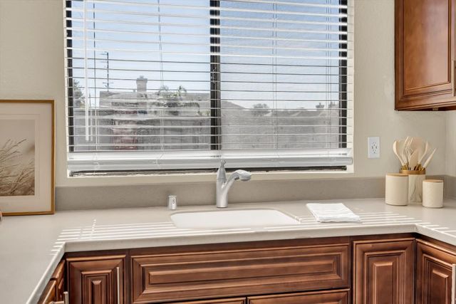 713 E Century Pl, Lodi, CA 95240