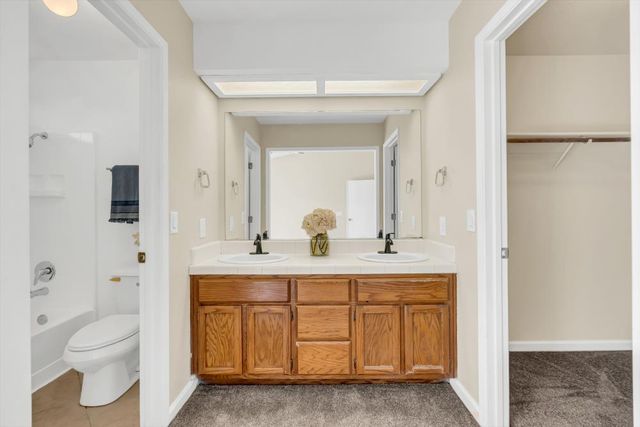 713 E Century Pl, Lodi, CA 95240