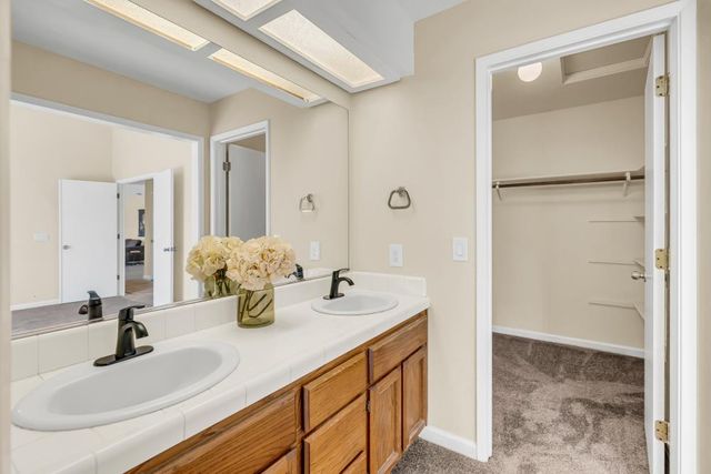 713 E Century Pl, Lodi, CA 95240