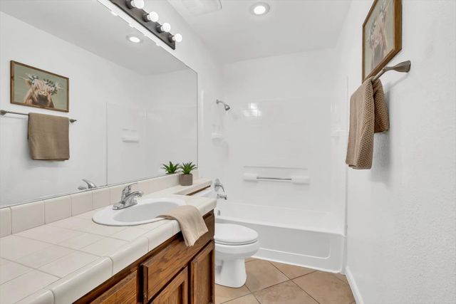 713 E Century Pl, Lodi, CA 95240