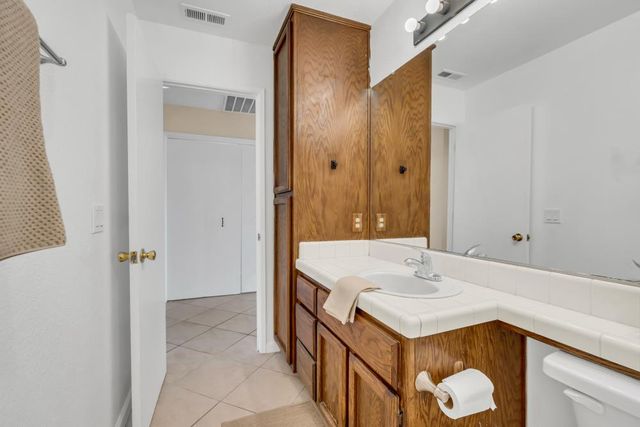 713 E Century Pl, Lodi, CA 95240