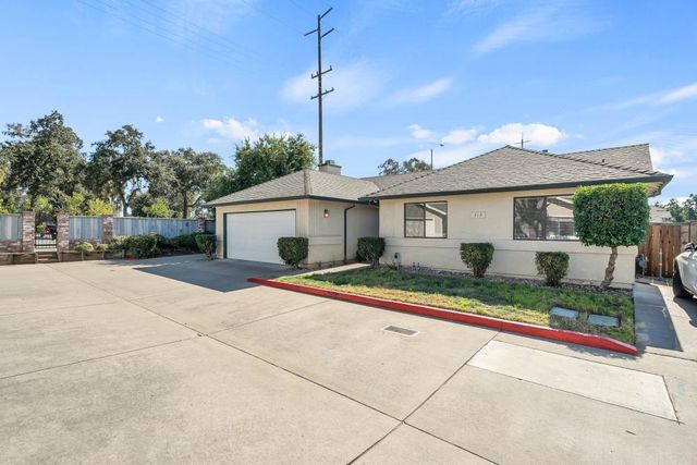 713 E Century Pl, Lodi, CA 95240