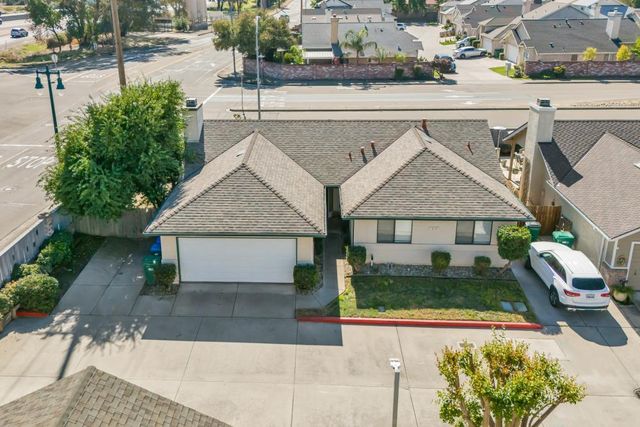 713 E Century Pl, Lodi, CA 95240