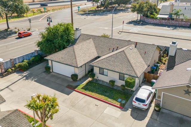 713 E Century Pl, Lodi, CA 95240