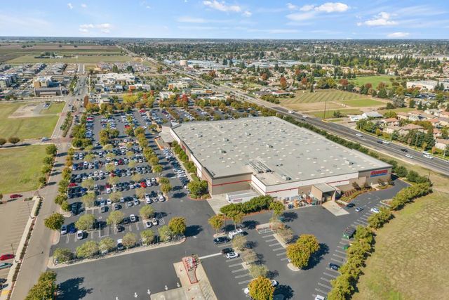 713 E Century Pl, Lodi, CA 95240