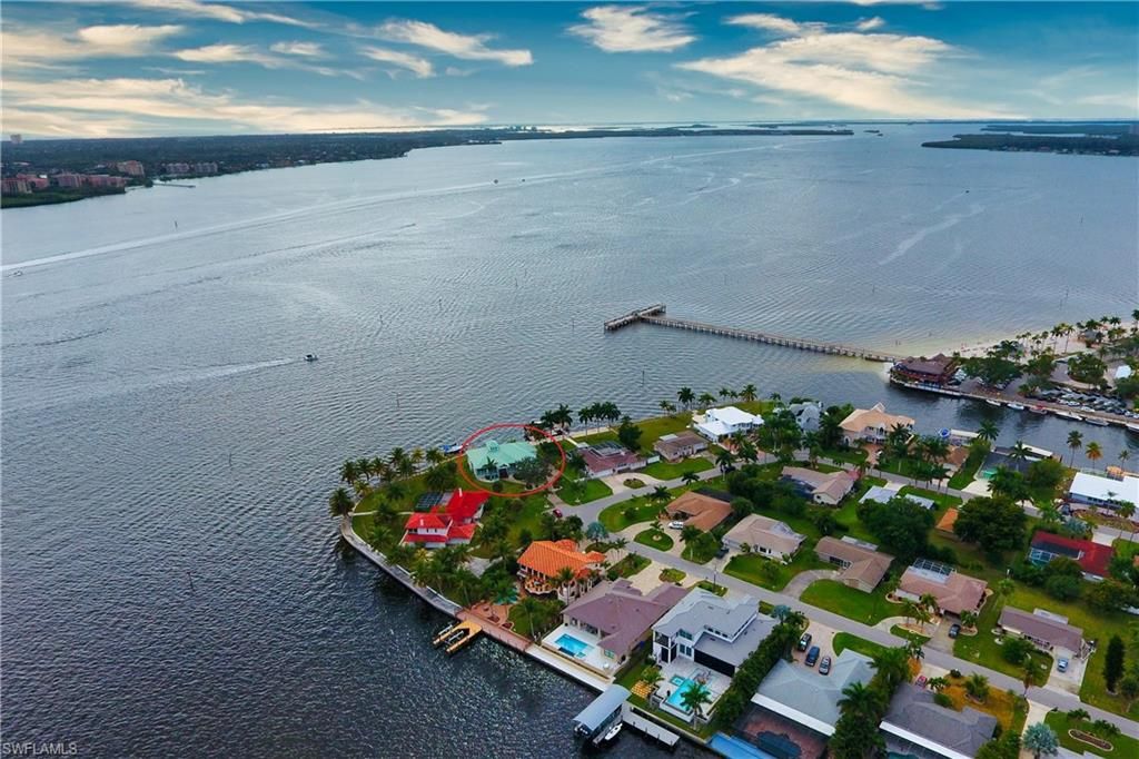 Image 4 of property listing at 1218 Flamingo DR, Cape Coral, FL 33904