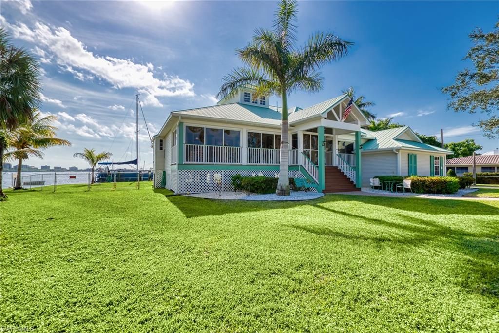 Image 9 of property listing at 1218 Flamingo DR, Cape Coral, FL 33904