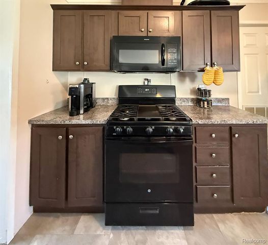 389 Rustic Lane, Belleville, MI 48111