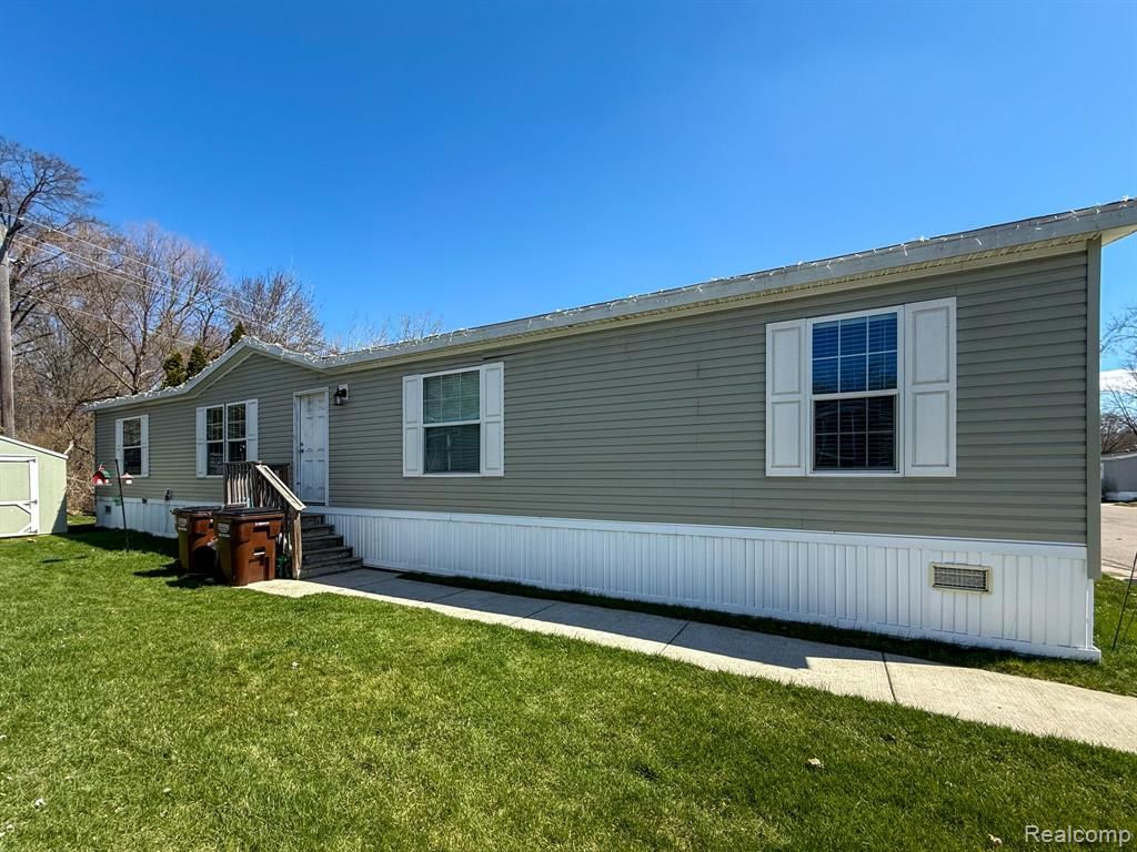 389 Rustic Lane, Belleville, MI 48111