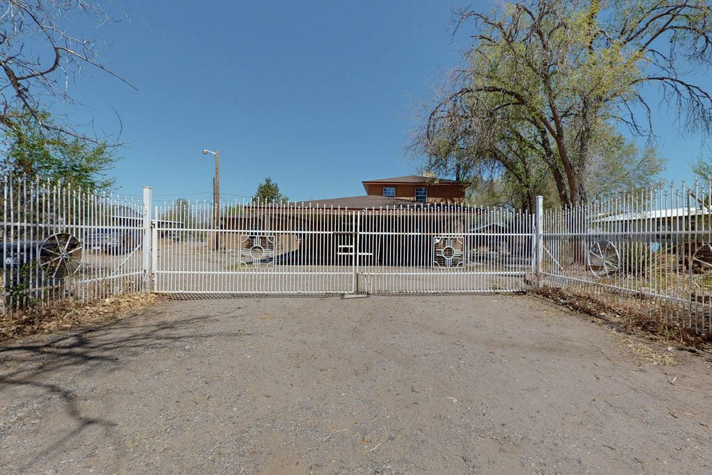 1647 ATRISCO Drive SW, Albuquerque, NM 87105