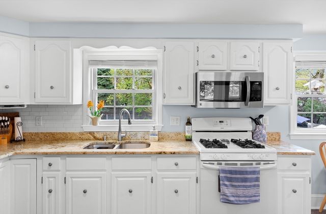 111 Locke Rd, Chelmsford, MA 01824