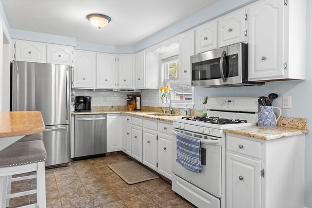 111 Locke Rd, Chelmsford, MA 01824