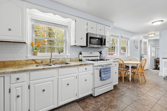 111 Locke Rd, Chelmsford, MA 01824