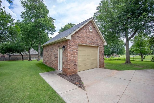 1372 Fox Run Lane, Blanchard, OK 73010