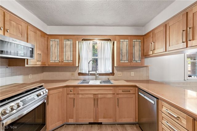 2424 Lyndon Drive, Green, OH 44685