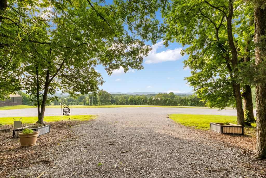 1049 Oregon Rd, Lascassas, TN 37085