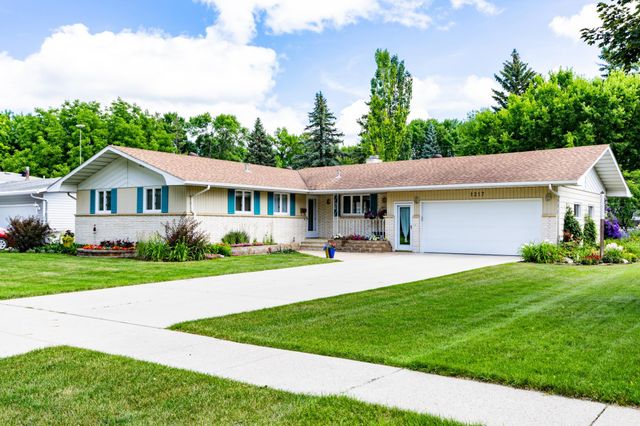 1217 Oak Street N, Fargo, ND 58102