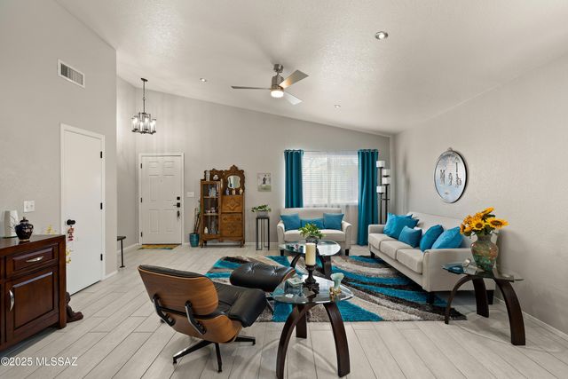 3264 S Thunder Chorus Road, Tucson, AZ 85713