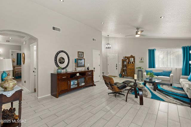 3264 S Thunder Chorus Road, Tucson, AZ 85713